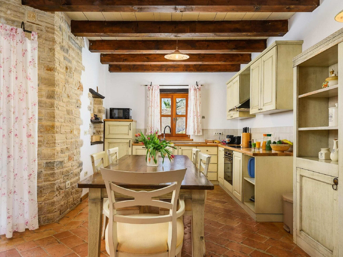 Private kitchen 4, Beautiful Stone Villa in Tinjan With Swimming Pool, Tinjan