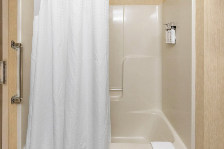 Bathroom 5, Holiday Inn Express LUDLOW - CHICOPEE AREA by IHG, Hampden