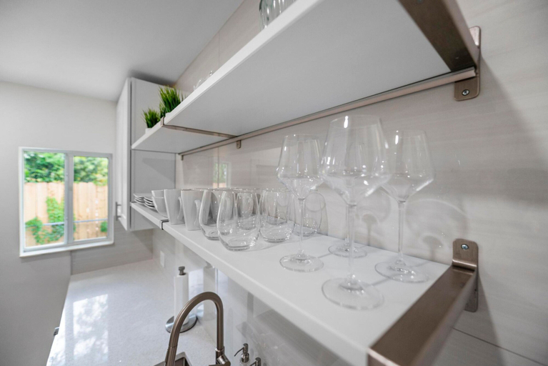 Room 3, Uhost AI Stylish 1BR Bright Space w Patio, Broward
