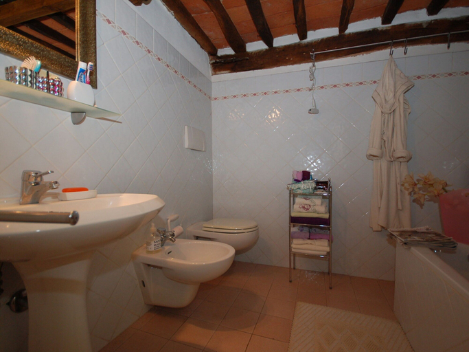 Bathroom, Apartment in Lucca Near Historic City Walls, Lucca