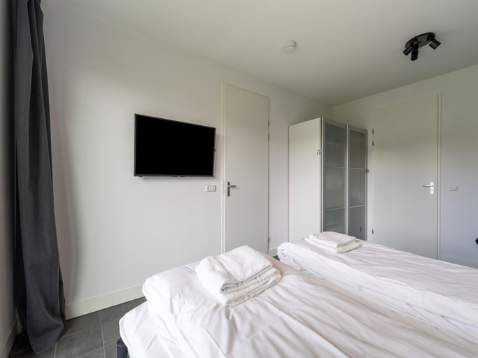 Bedroom 2, Villa With Covered Terrace and Jetty on the Water, Zeewolde