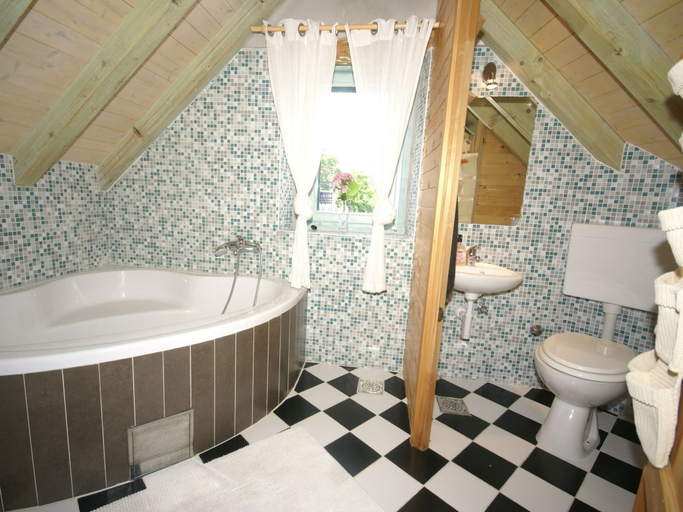 Bathroom 4, Traditional House With two Apartments, Vis