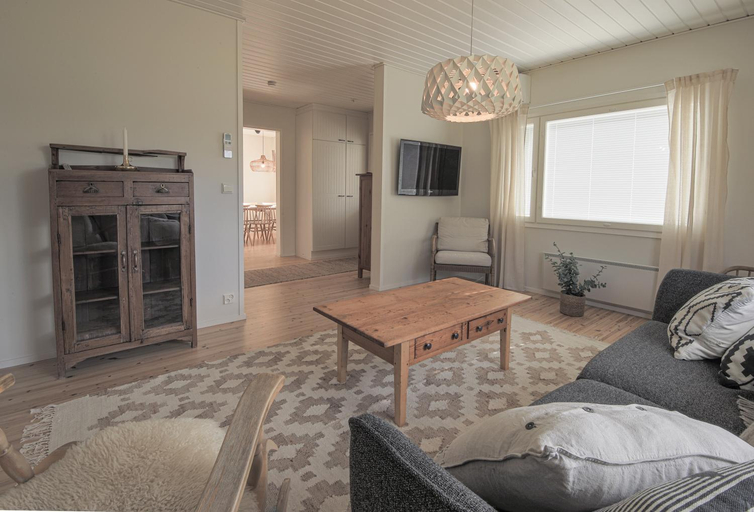 Others 3, Lakeside holiday home, Lapland