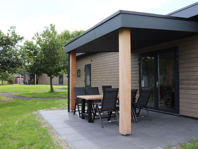 Dining 5, Chalet in Blesdijke Near Weerribben Park, Weststellingwerf