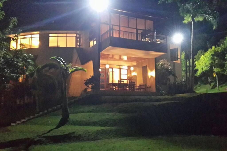 VILLA BATU Luxurious privacy 3BR villa@ klub bunga, Malang