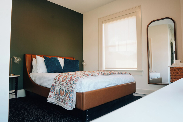 Bedroom 2, Westphalia Inn, Osage