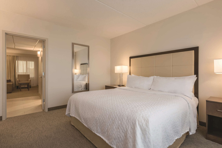 Bedroom 4, Embassy Suites by Hilton Milwaukee Brookfield, Waukesha