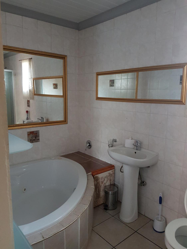 Bathroom 2, African Elephant Guest House, Ekurhuleni