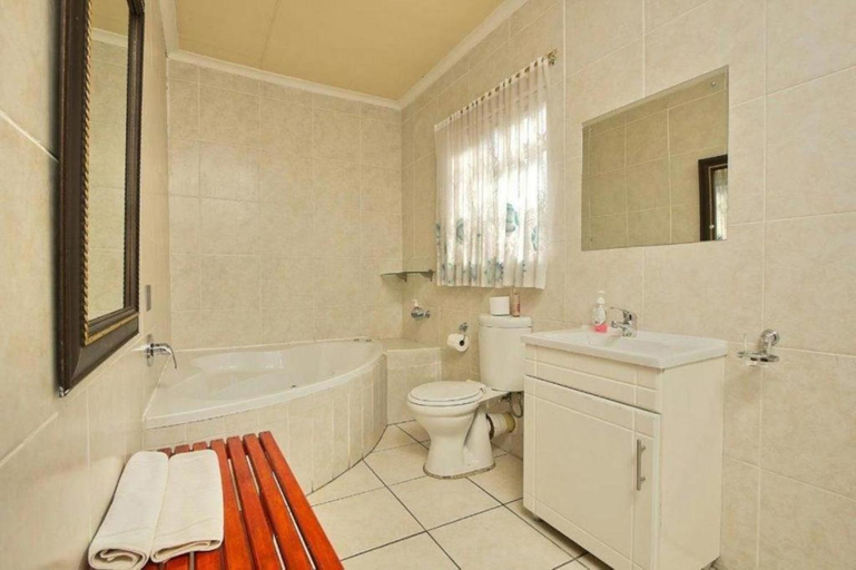 Bathroom 2, African Elephant Guesthouse, Ekurhuleni