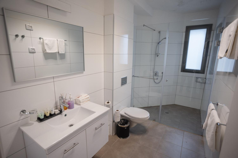 Bathroom 1, Luxury apartments Boutique Haneviim