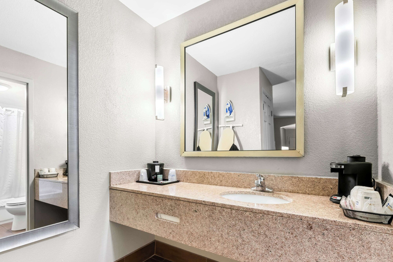Bathroom 4, Best Western Executive Suites, Lowndes