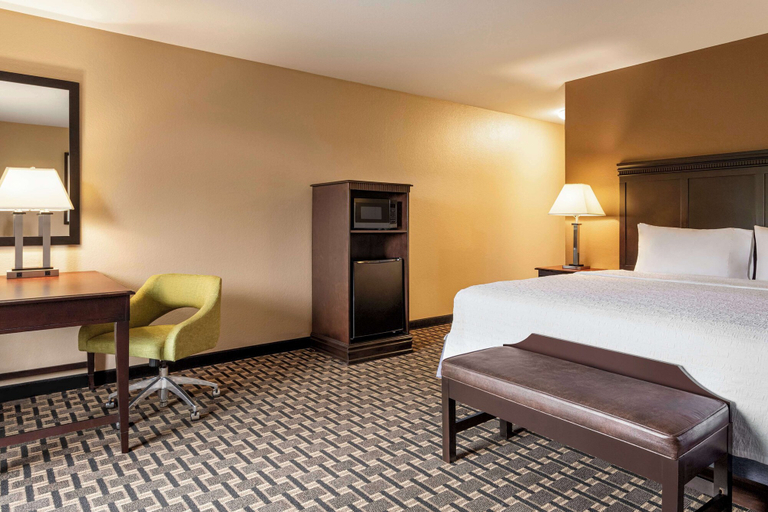Bedroom 3, Hampton Inn and Suites Pine Bluff, Jefferson