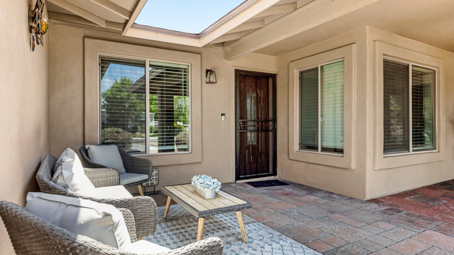 Front of property 5, Luxe Central Scottsdale 4 Bdrm w/ Backyard Oasis!, Maricopa