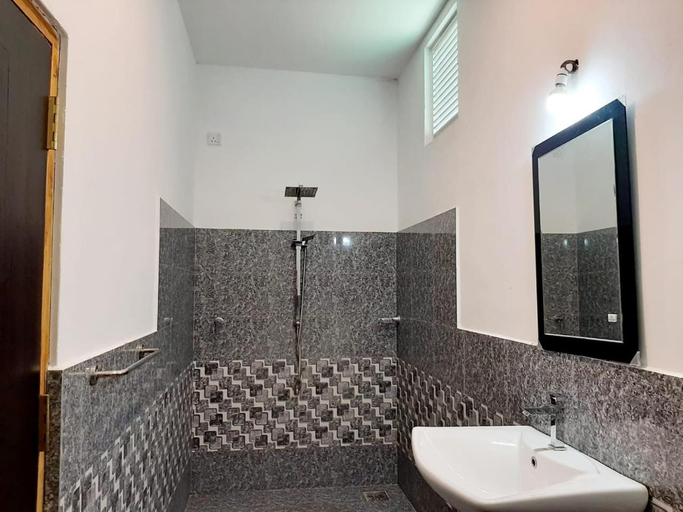 Bathroom 3, Hotel krish, Koralai Pattu (Valachchenai)