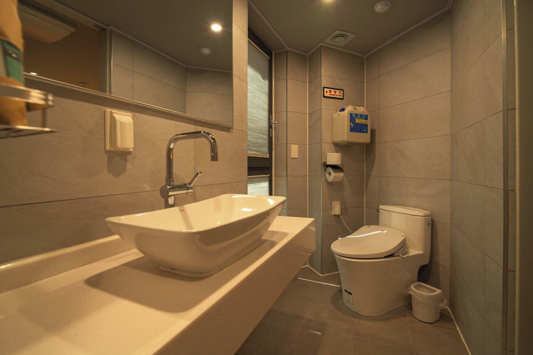 Bathroom 5, Shinchon Mayven Hotel, Seodaemun