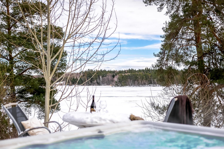 Sport & Beauty 2, Lakefront Spa Villa with Hot Tub and Private Dock, Upplands-Bro