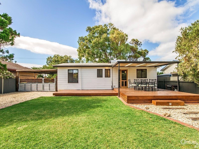 2, Sea Devine, Adelaide