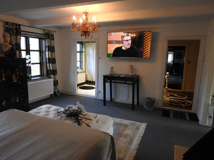 Room 2, Queen Suite in a Hotel in Tranekaer, Langeland