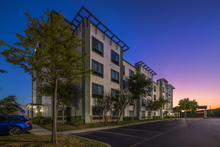 Exterior & Views