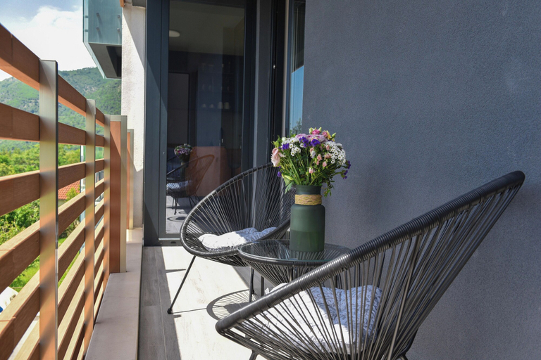 Others 4, RESIDENZA
