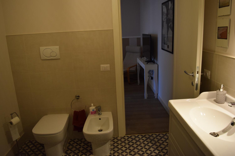 Bathroom 2, CB House Holiday, Lucca