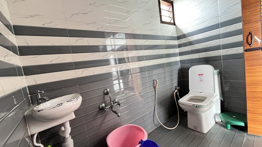 Bathroom 3, Mount Olympus Lounge, Dindigul