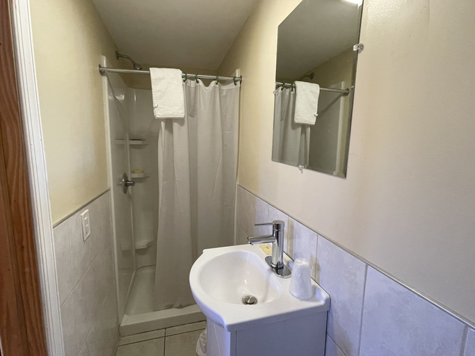 Bathroom 3, Anchor Motel, Ocean