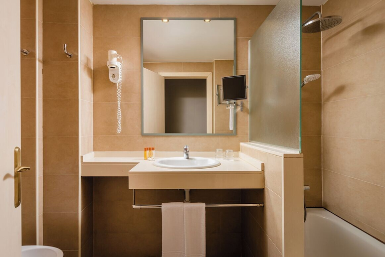 Bathroom 5, Petit Palace Trencadis, Barcelona