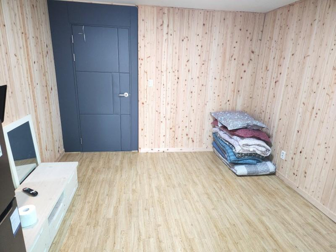 Bedroom 2, Yeongdeok Dolphin Pension, Yeongdeok