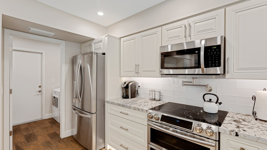 Private kitchen 3, Luxe Central Scottsdale 4 Bdrm w/ Backyard Oasis!, Maricopa
