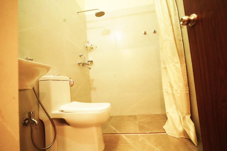 Bathroom 3, Anand Kanan, Varanasi