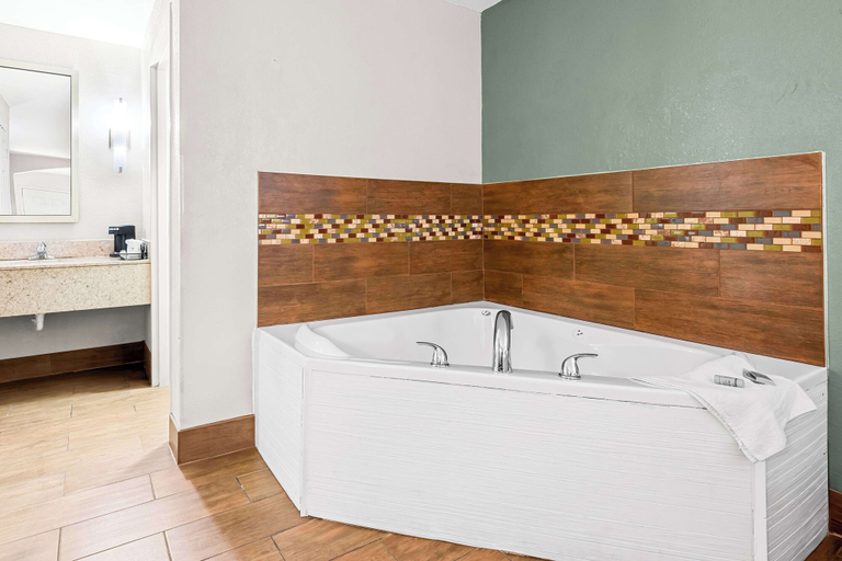 Bathroom 4, Best Western Executive Suites, Lowndes