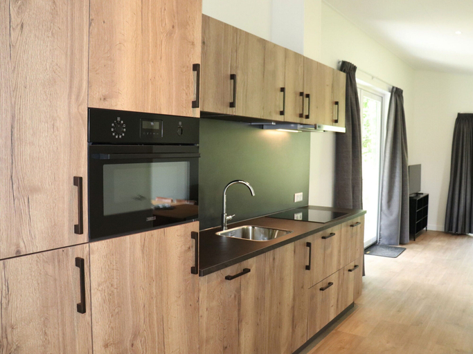 Private kitchen 2, Chalet With Shared Pool Near Giethoorn, Weststellingwerf