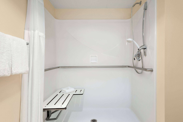 Bathroom 5, Ramada by Wyndham Alpena, Alpena