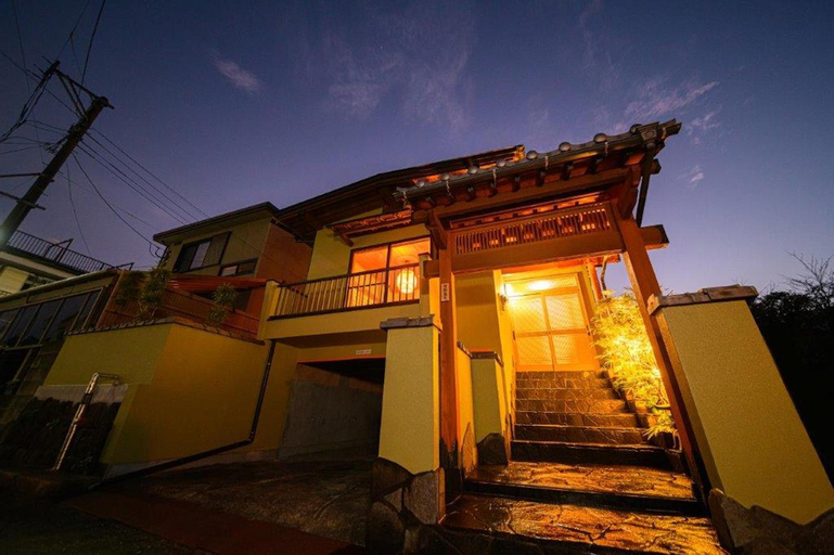 Taketori Roten - A private rental with a nostalgic open-air bath! House with open-air bath!! 2 bed rooms/Parking lot for 3 cars!, Beppu