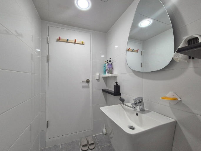 Bathroom 5, Riverside Guest House, Gwang-jin
