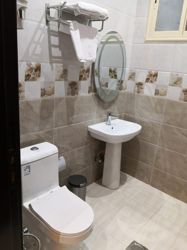 Bathroom 5, Iwan Hotel