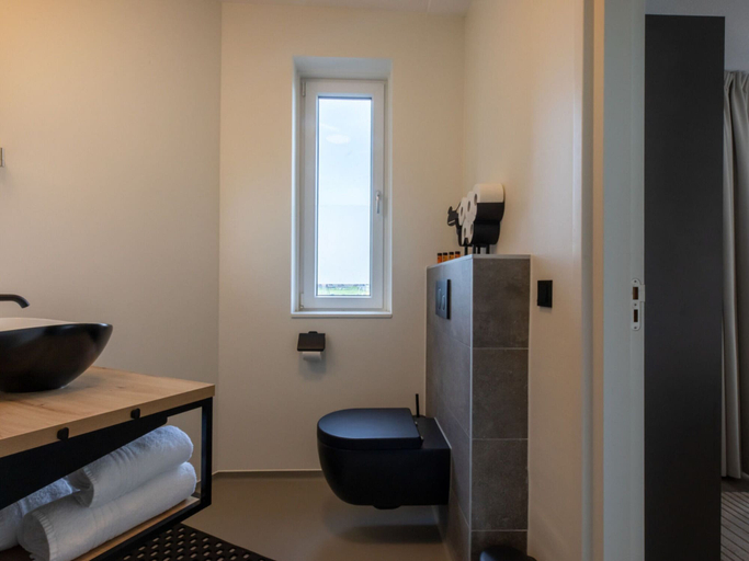 Bathroom 2, Apartment in Sint-annaland Near Beach, Tholen