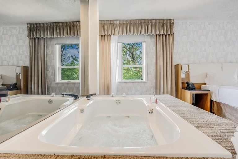 Bathroom 4, Split Rock Resort, Carbon