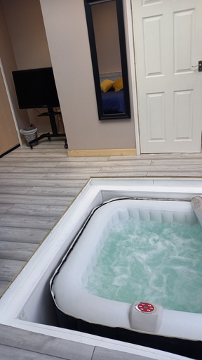 Bathroom, Stunning 1-bed Cabin in Bromley With hot tub, London