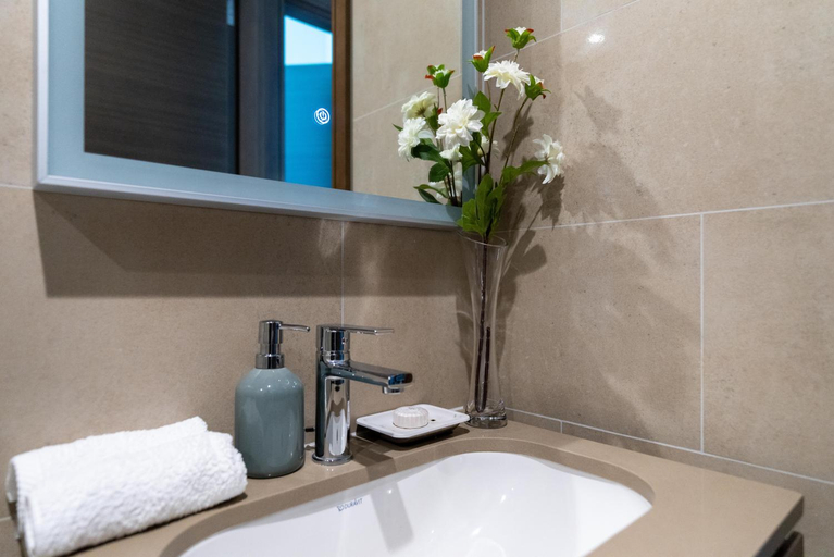 Bathroom 4, Elegant Apartment With Unobstructed City Views, Dubai