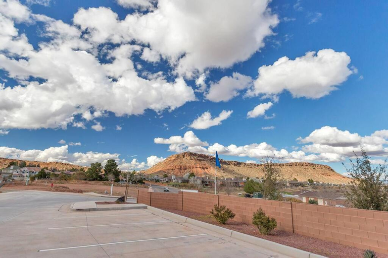 Villa 17 - 4 bedroom! YEAR ROUND HEATED POOL & HOT TUB! GAMES! GOLF! TENNIS!, Washington
