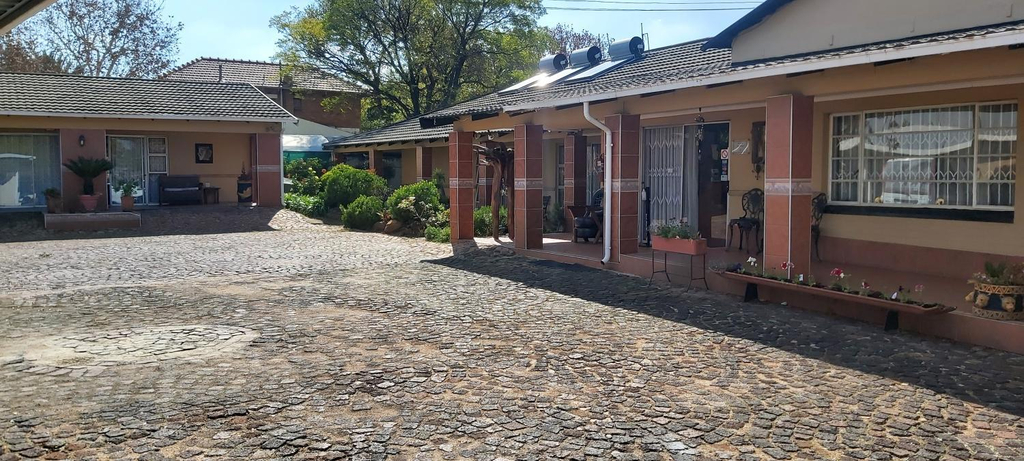 Exterior view 5, African Elephant Guest House, Ekurhuleni