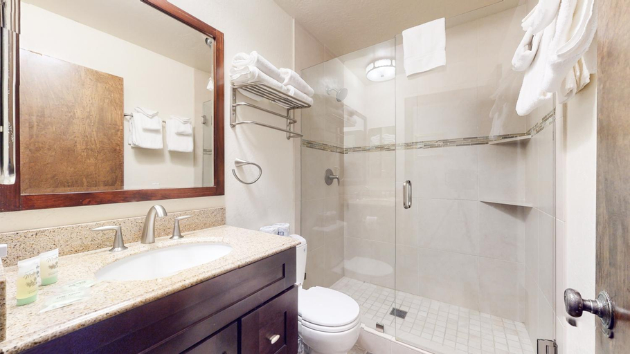 Bathroom 4, Mammoth Estates Condo - Near Village at Mammoth & Pet Friendly, Mono