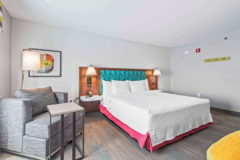 Bedroom 3, Hampton Inn Columbus-North, Muscogee