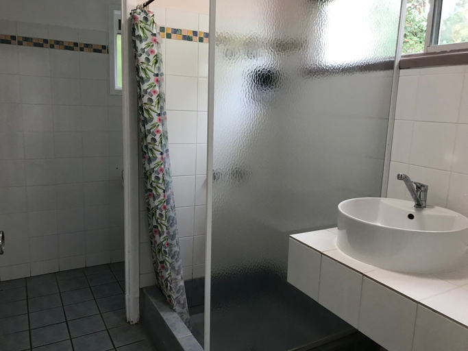 Bathroom 5, Bush Village Holiday Cabins, Whitsunday