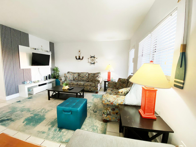 Others 5, AMAZING LOCATION ! direct across ST, from beach, Pinellas