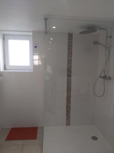 Bathroom 2, Grand studio tout equipe, Morbihan