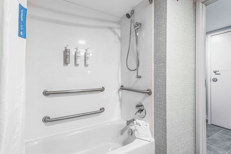 Bathroom 4, Hampton Inn Columbus-North, Muscogee