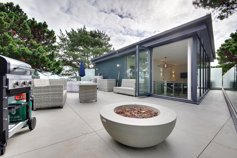 Luxury 3bd penthouse with roof terrace and hot tub, Poole